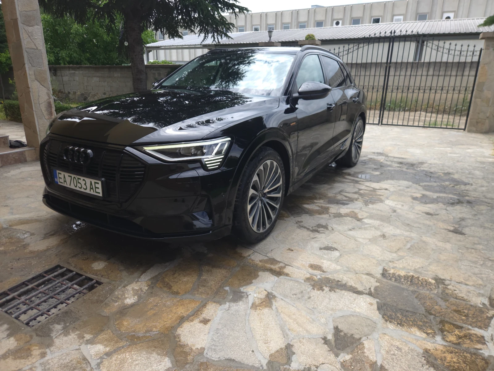 Audi E-Tron 55 quattro 95kwh BLACK | Auto.bg — изображение 1 Audi E-Tron 55 quattro 95kwh BLACK | Auto.bg — изображение 1