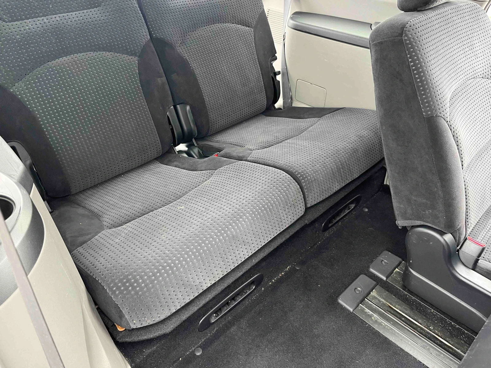 Mitsubishi Grandis 2.0TDI 136кс 6 СКОРОСТИ 7 МЕСТА  АВТОПИЛОТ - изображение 10 | Auto.bg Mitsubishi Grandis 2.0TDI 136кс 6 СКОРОСТИ 7 МЕСТА  АВТОПИЛОТ - изображение 10