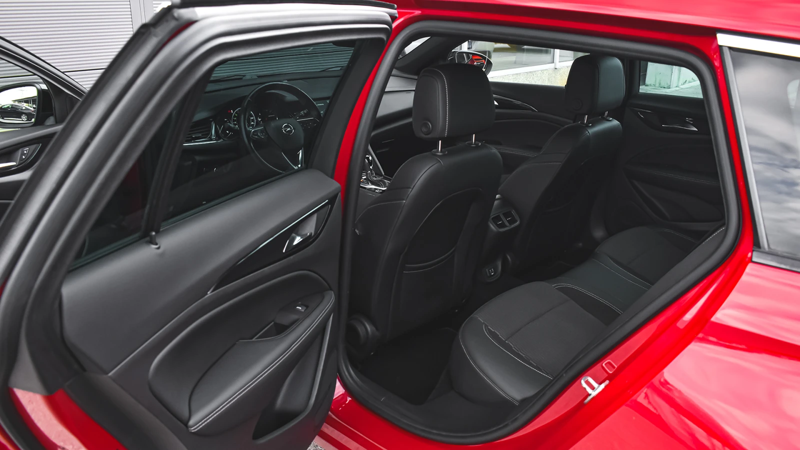 Opel Insignia Sports Tourer 2.0 Turbo Elegance Automatic - изображение 9 | Auto.bg Opel Insignia Sports Tourer 2.0 Turbo Elegance Automatic - изображение 9