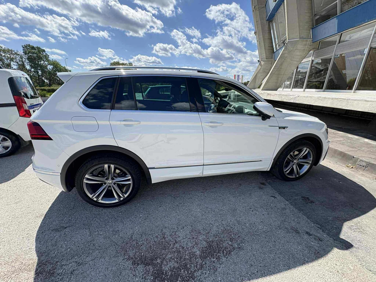 VW Tiguan 2.0TDI R-LINE - изображение 2 | Auto.bg VW Tiguan 2.0TDI R-LINE - изображение 2
