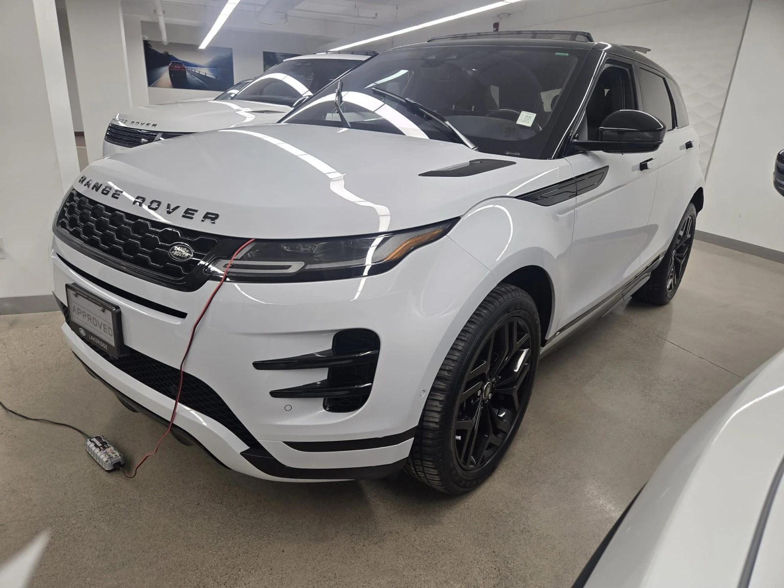 Land Rover Range Rover Evoque P300 R-Dynamic SE AWD - изображение 4 | Auto.bg Land Rover Range Rover Evoque P300 R-Dynamic SE AWD - изображение 4