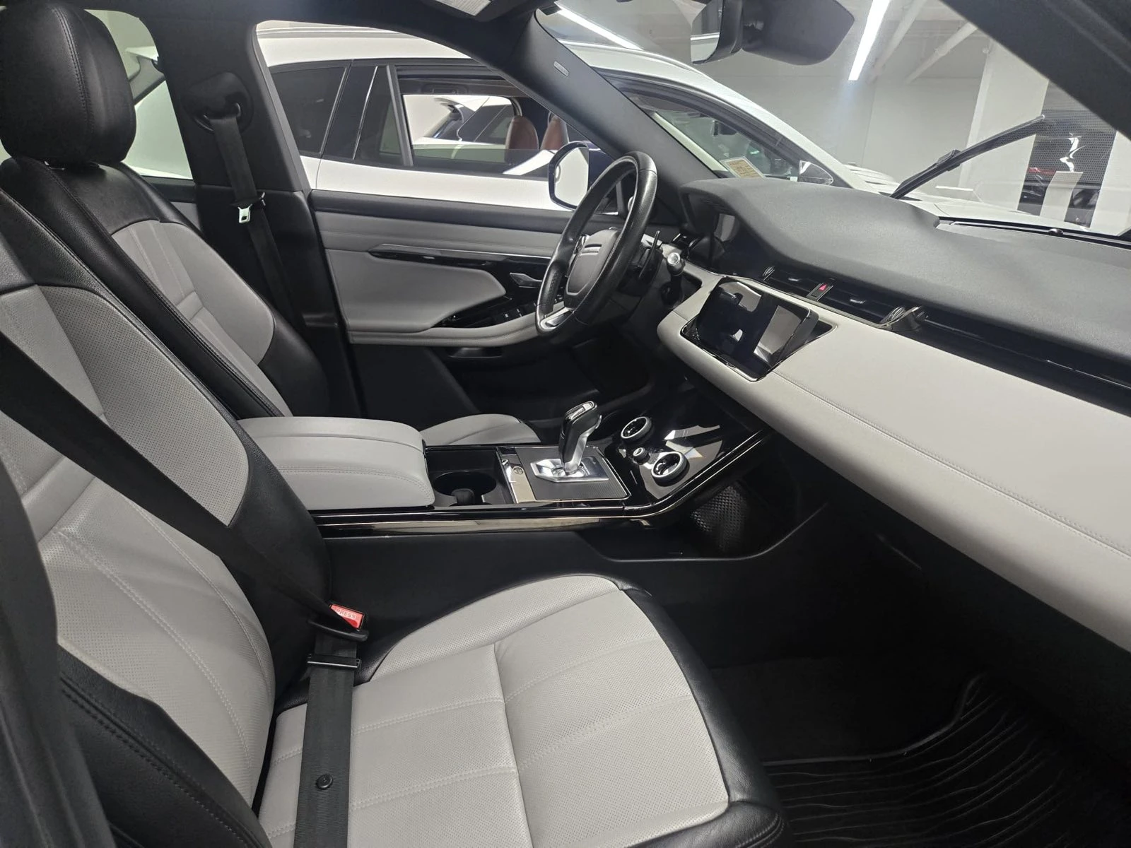 Land Rover Range Rover Evoque P300 R-Dynamic SE AWD - изображение 5 | Auto.bg Land Rover Range Rover Evoque P300 R-Dynamic SE AWD - изображение 5