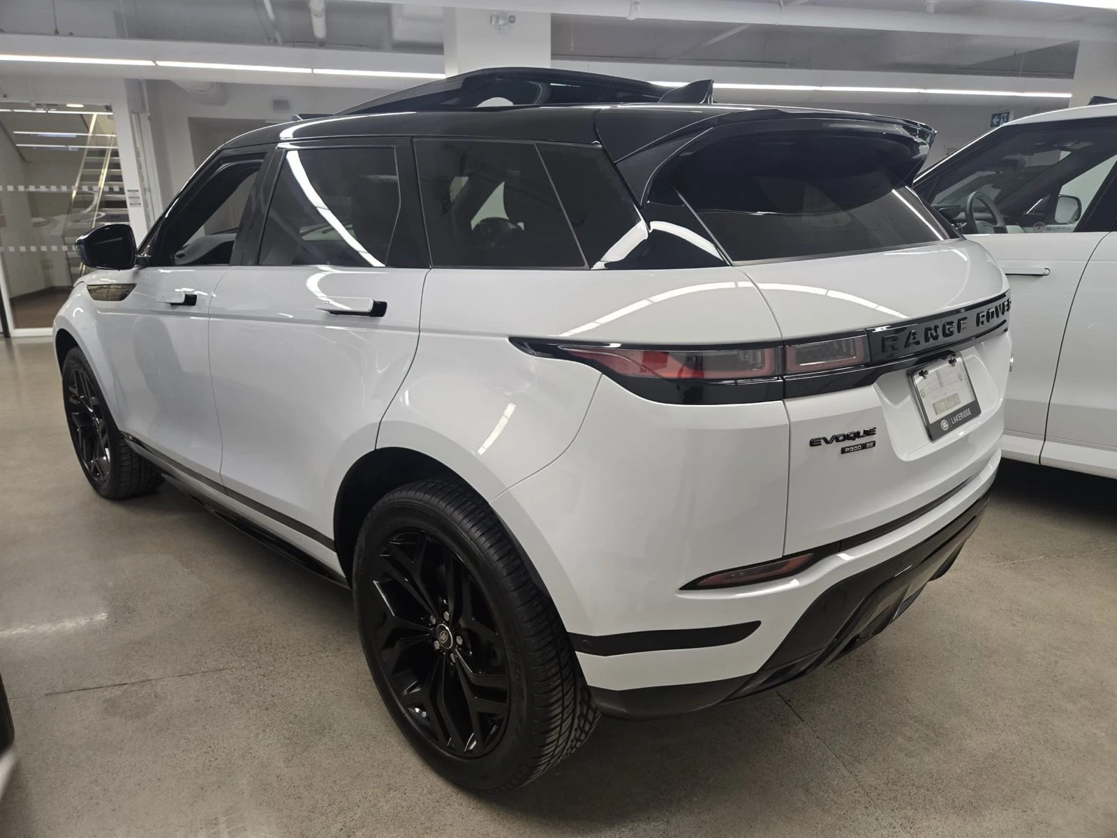 Land Rover Range Rover Evoque P300 R-Dynamic SE AWD - изображение 3 | Auto.bg Land Rover Range Rover Evoque P300 R-Dynamic SE AWD - изображение 3