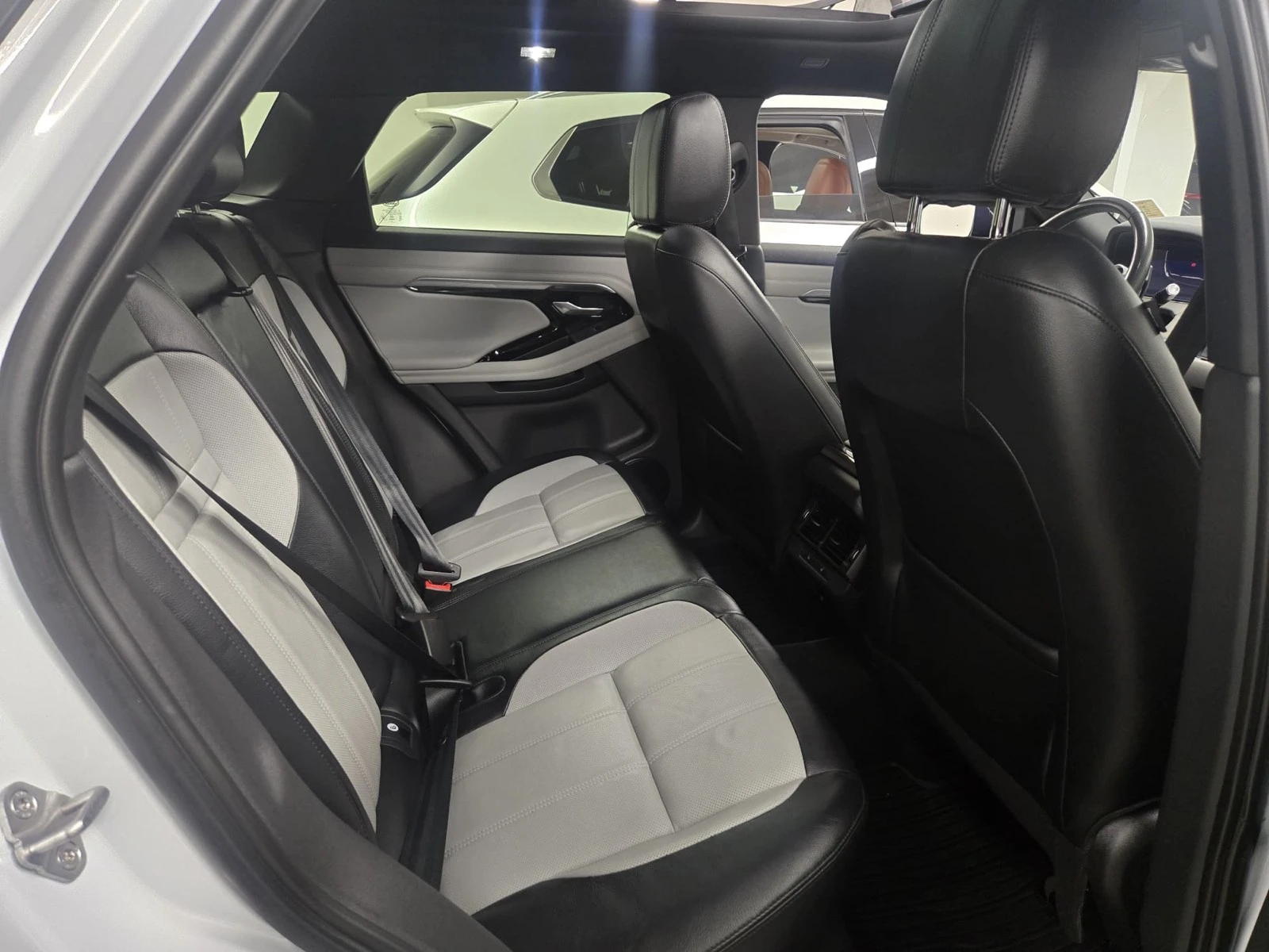 Land Rover Range Rover Evoque P300 R-Dynamic SE AWD - изображение 6 | Auto.bg Land Rover Range Rover Evoque P300 R-Dynamic SE AWD - изображение 6