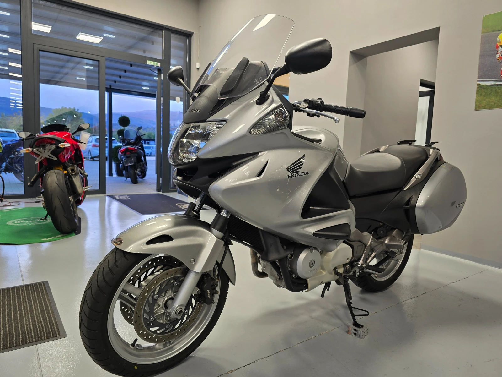 Honda Deauville 700ie, 2010г., Facelift! - изображение 7 | Auto.bg Honda Deauville 700ie, 2010г., Facelift! - изображение 7