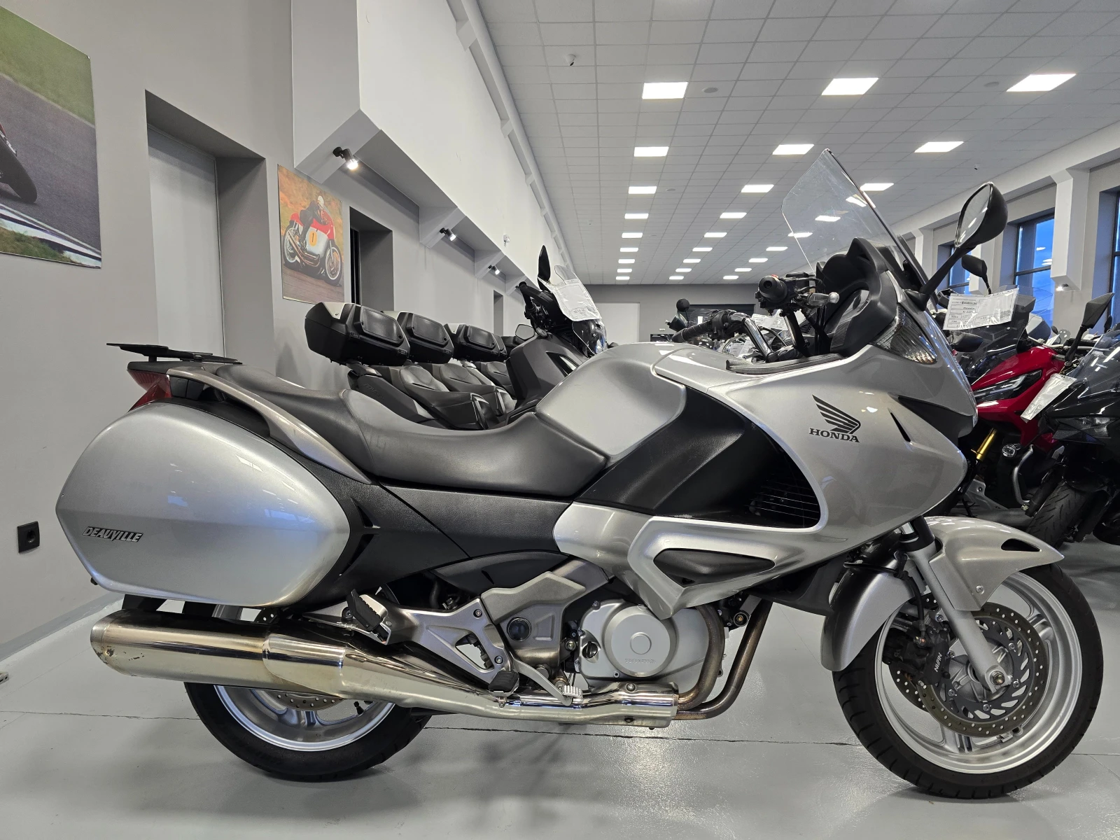 Honda Deauville 700ie, 2010г., Facelift! - изображение 3 | Auto.bg Honda Deauville 700ie, 2010г., Facelift! - изображение 3