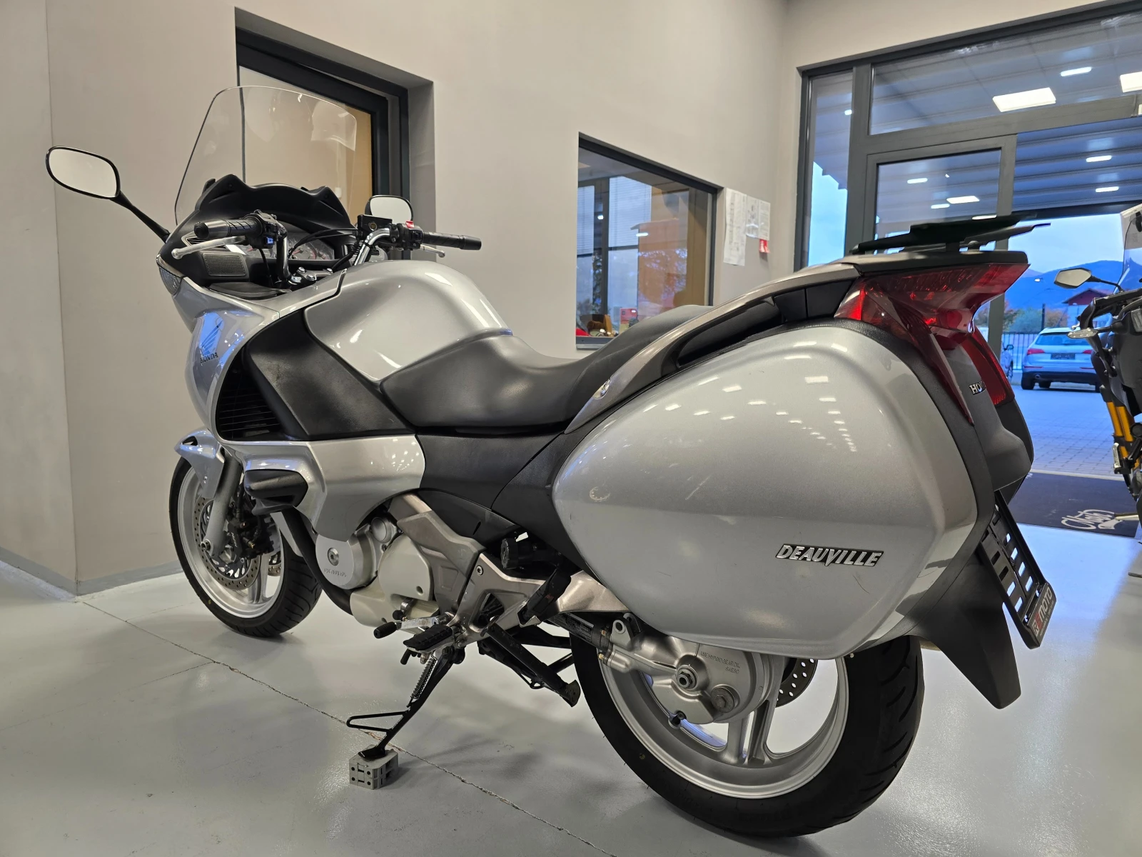 Honda Deauville 700ie, 2010г., Facelift! - изображение 5 | Auto.bg Honda Deauville 700ie, 2010г., Facelift! - изображение 5