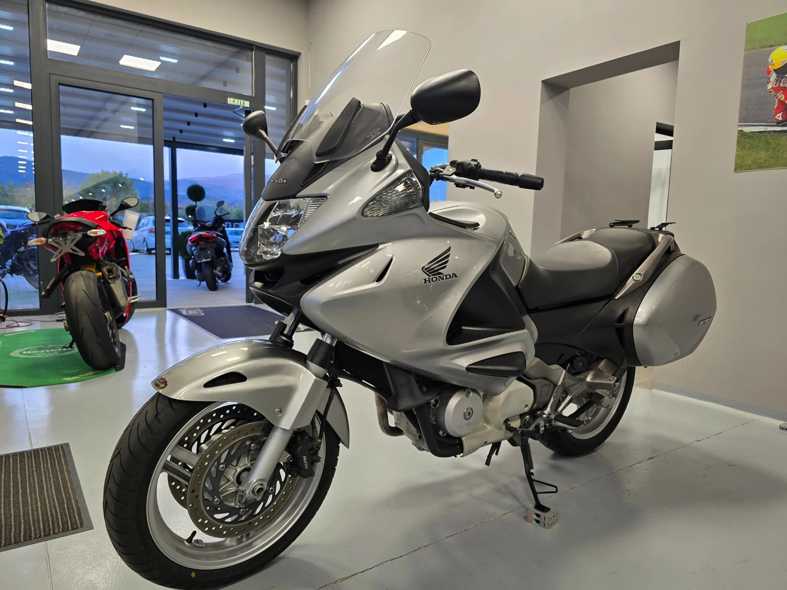 Honda Deauville 700ie, 2010г., Facelift! - изображение 8 | Auto.bg Honda Deauville 700ie, 2010г., Facelift! - изображение 8