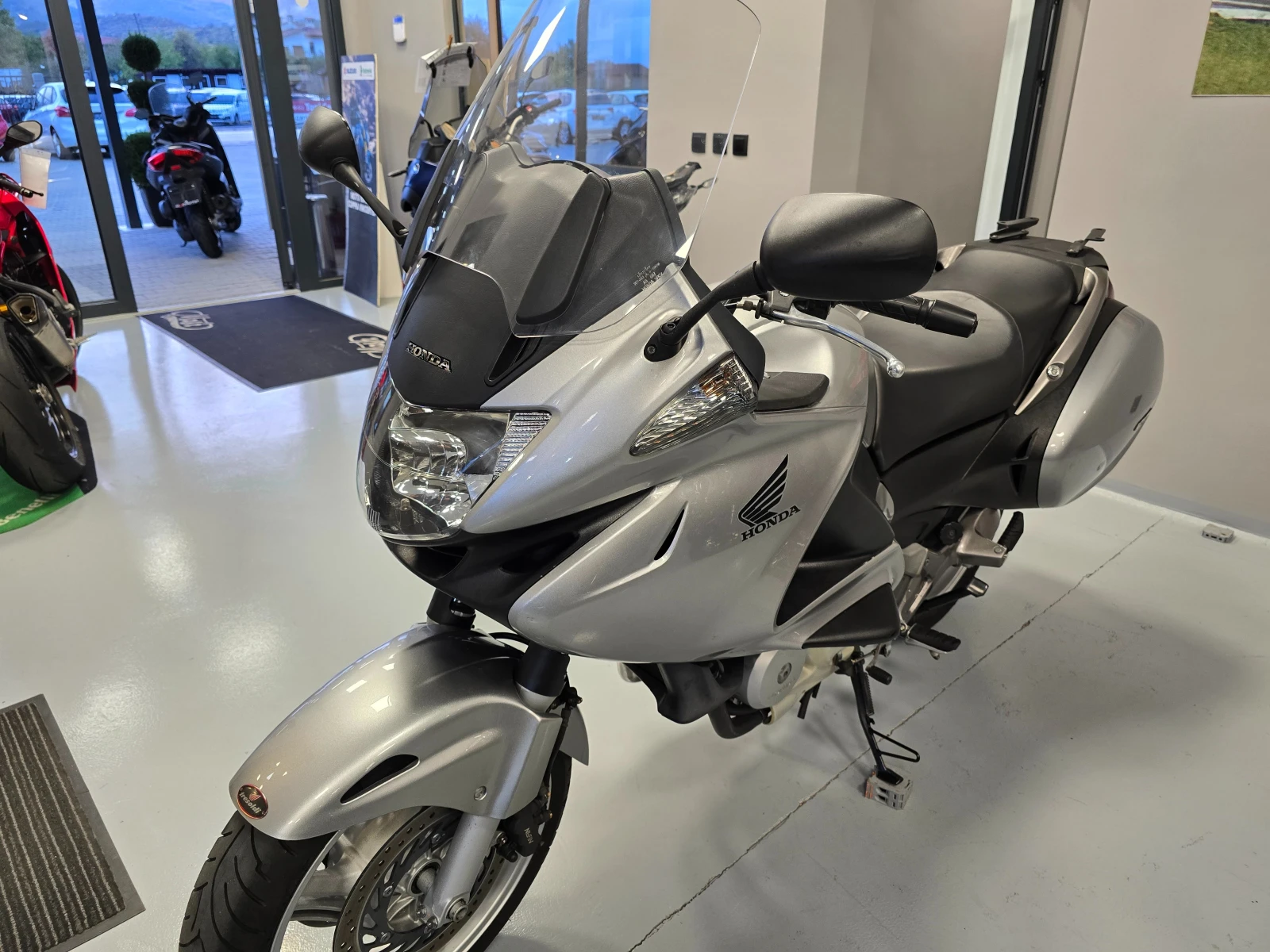 Honda Deauville 700ie, 2010г., Facelift! - изображение 9 | Auto.bg Honda Deauville 700ie, 2010г., Facelift! - изображение 9