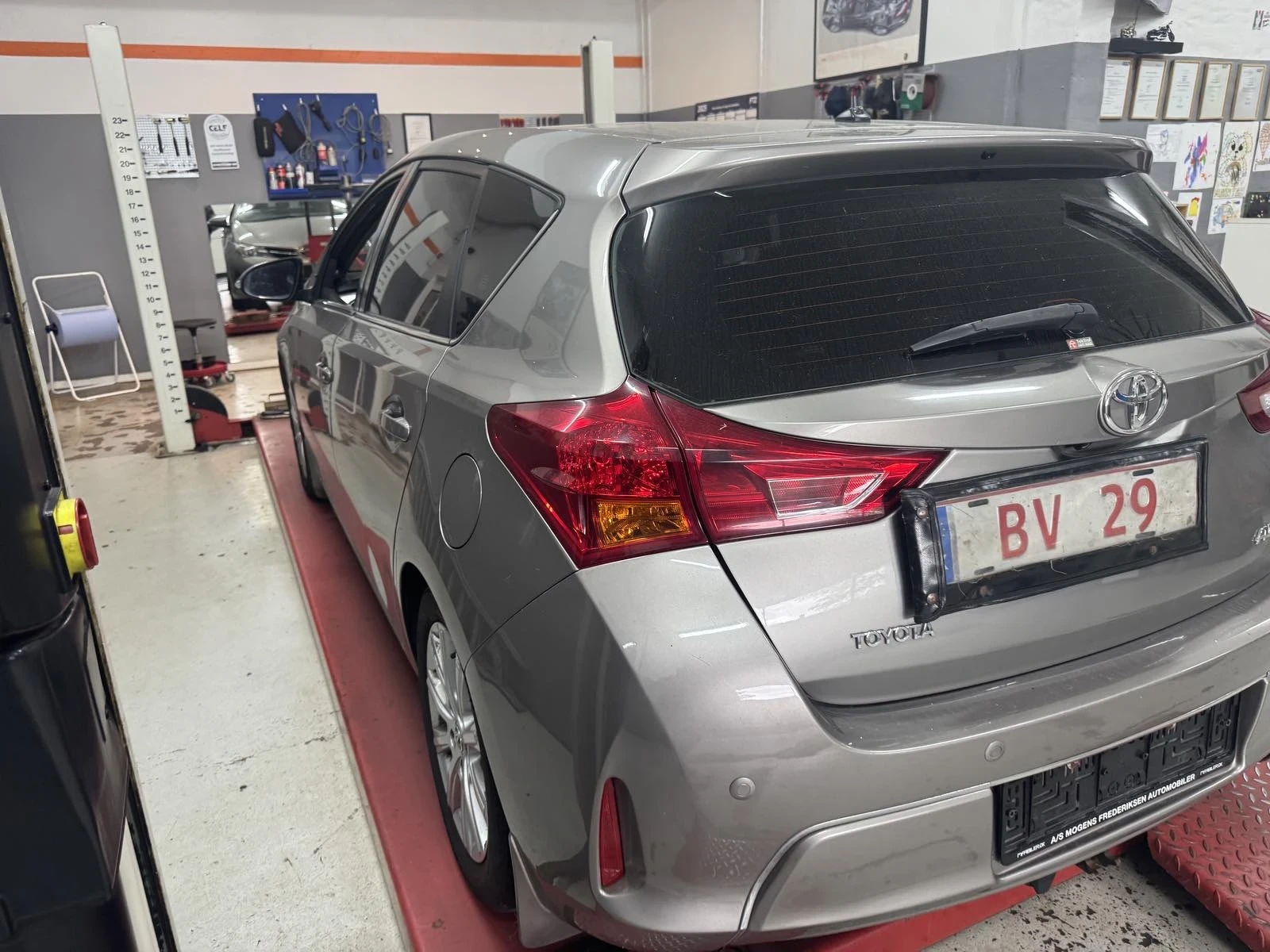 Toyota Auris 1, 6i-132к.с/АВТОМАТИК/КАМЕРА/НАВИГАЦИЯ/ТОП !!! - изображение 3 | Auto.bg Toyota Auris 1, 6i-132к.с/АВТОМАТИК/КАМЕРА/НАВИГАЦИЯ/ТОП !!! - изображение 3