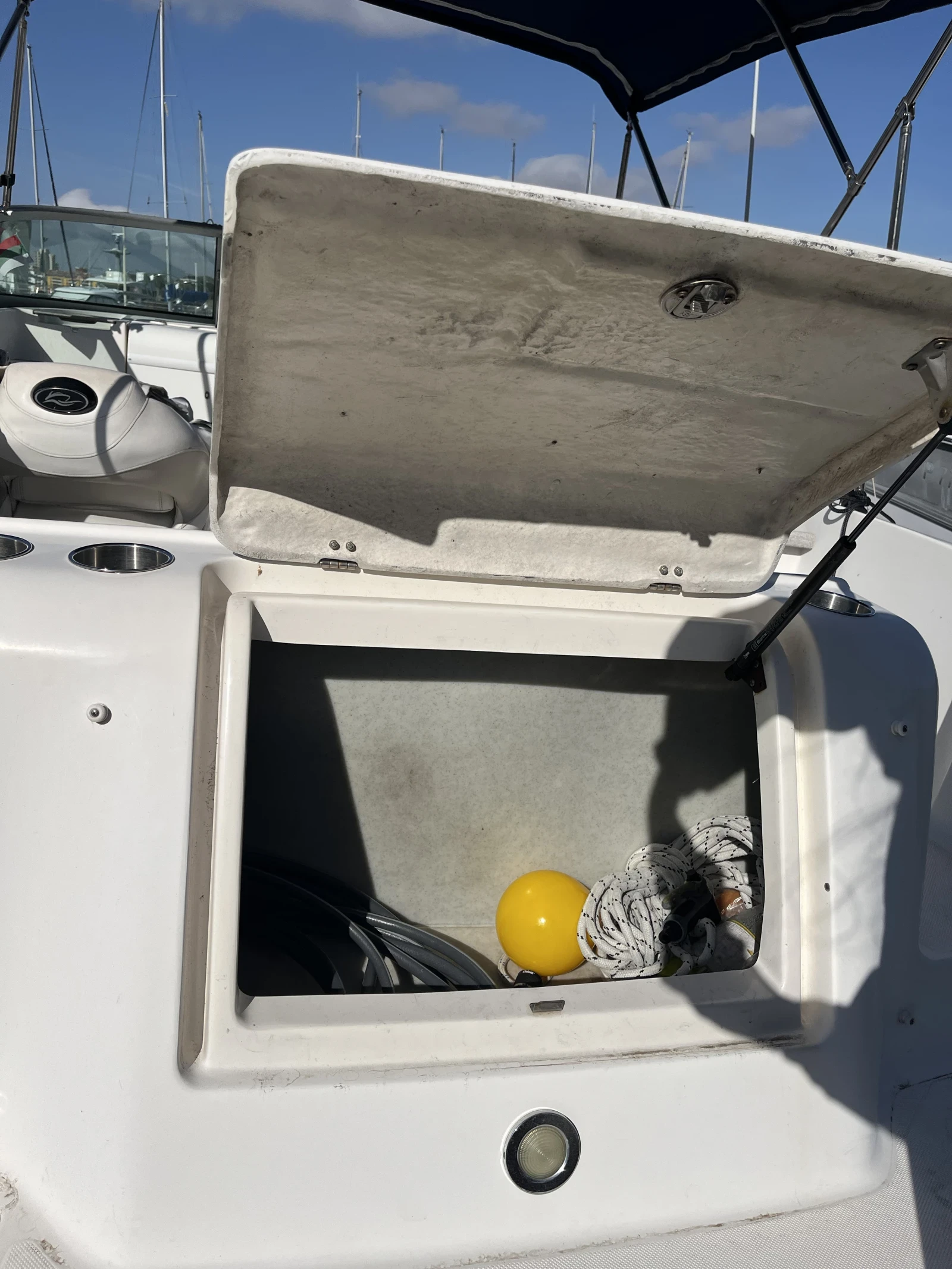 Моторна яхта Rinker 230 - изображение 3 | Auto.bg Моторна яхта Rinker 230 - изображение 3