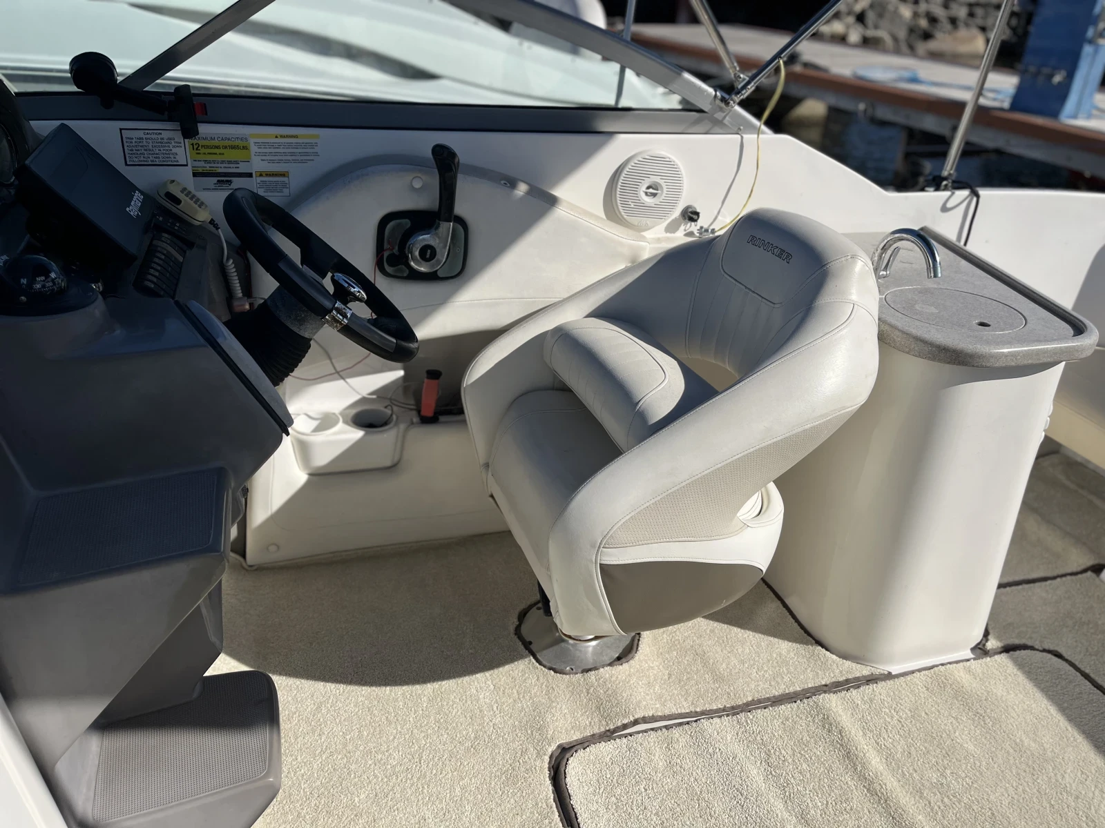 Моторна яхта Rinker 230 - изображение 10 | Auto.bg Моторна яхта Rinker 230 - изображение 10