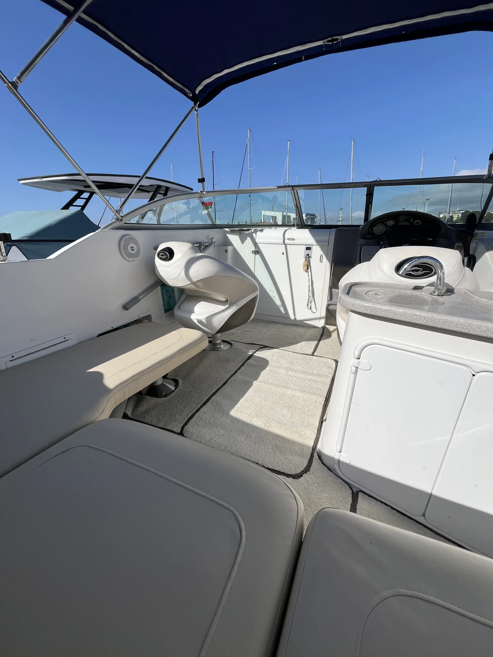 Моторна яхта Rinker 230 - изображение 6 | Auto.bg Моторна яхта Rinker 230 - изображение 6