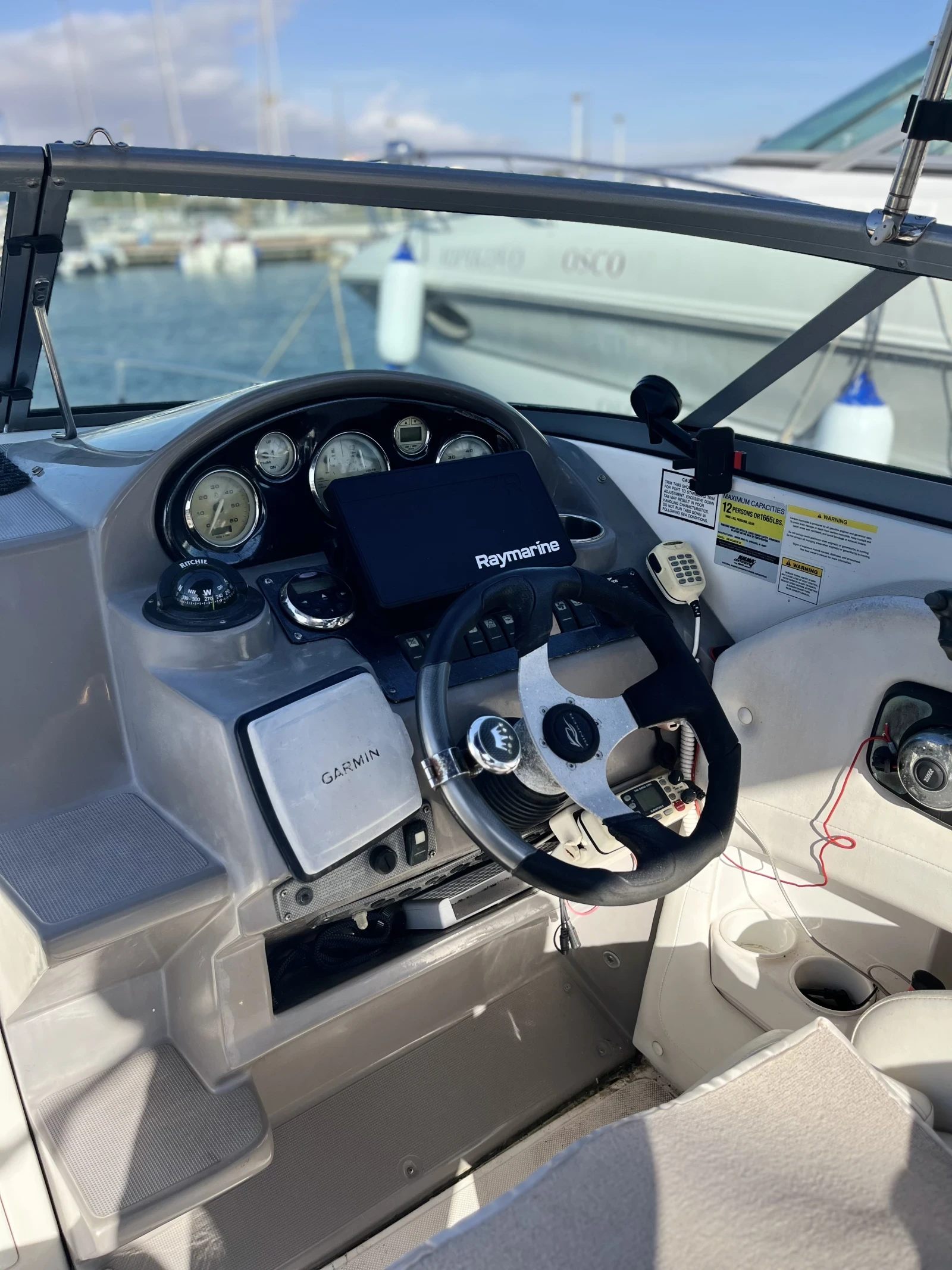 Моторна яхта Rinker 230 - изображение 7 | Auto.bg Моторна яхта Rinker 230 - изображение 7