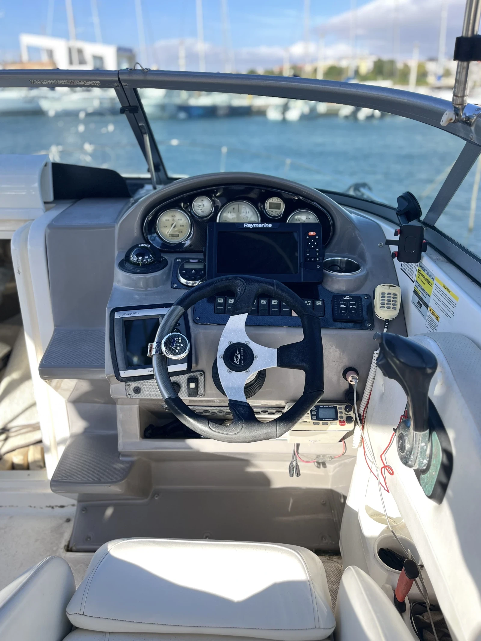 Моторна яхта Rinker 230 - изображение 5 | Auto.bg Моторна яхта Rinker 230 - изображение 5