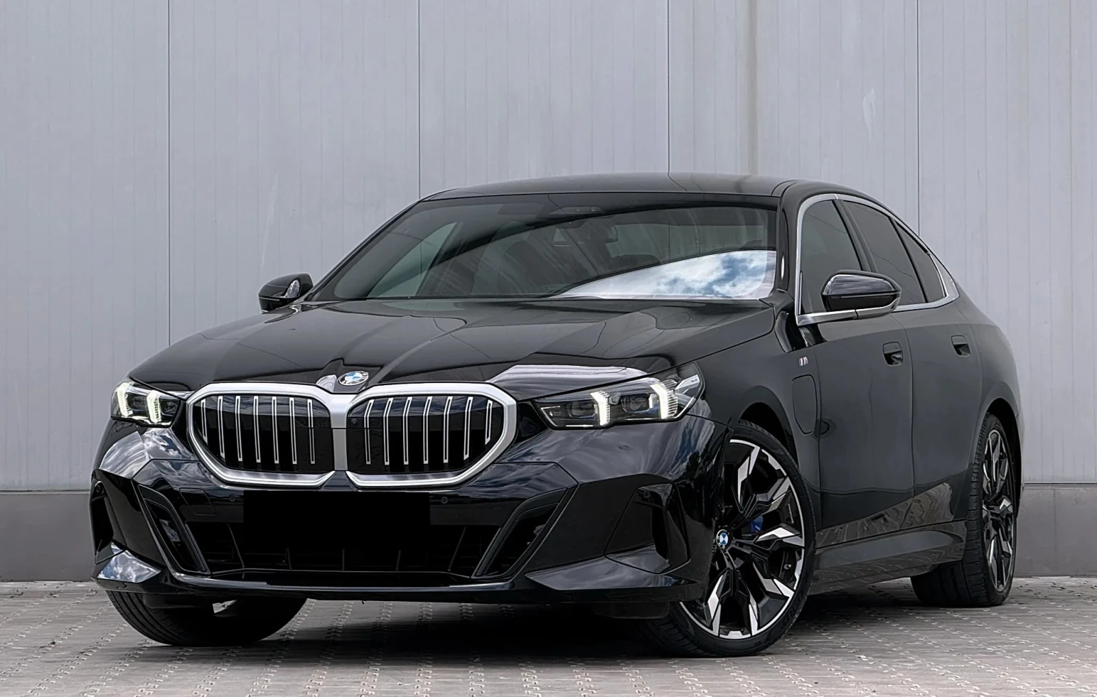 BMW 550 e M-Sport xDrive Plug-in Hybrid | Auto.bg — изображение 1 BMW 550 e M-Sport xDrive Plug-in Hybrid | Auto.bg — изображение 1