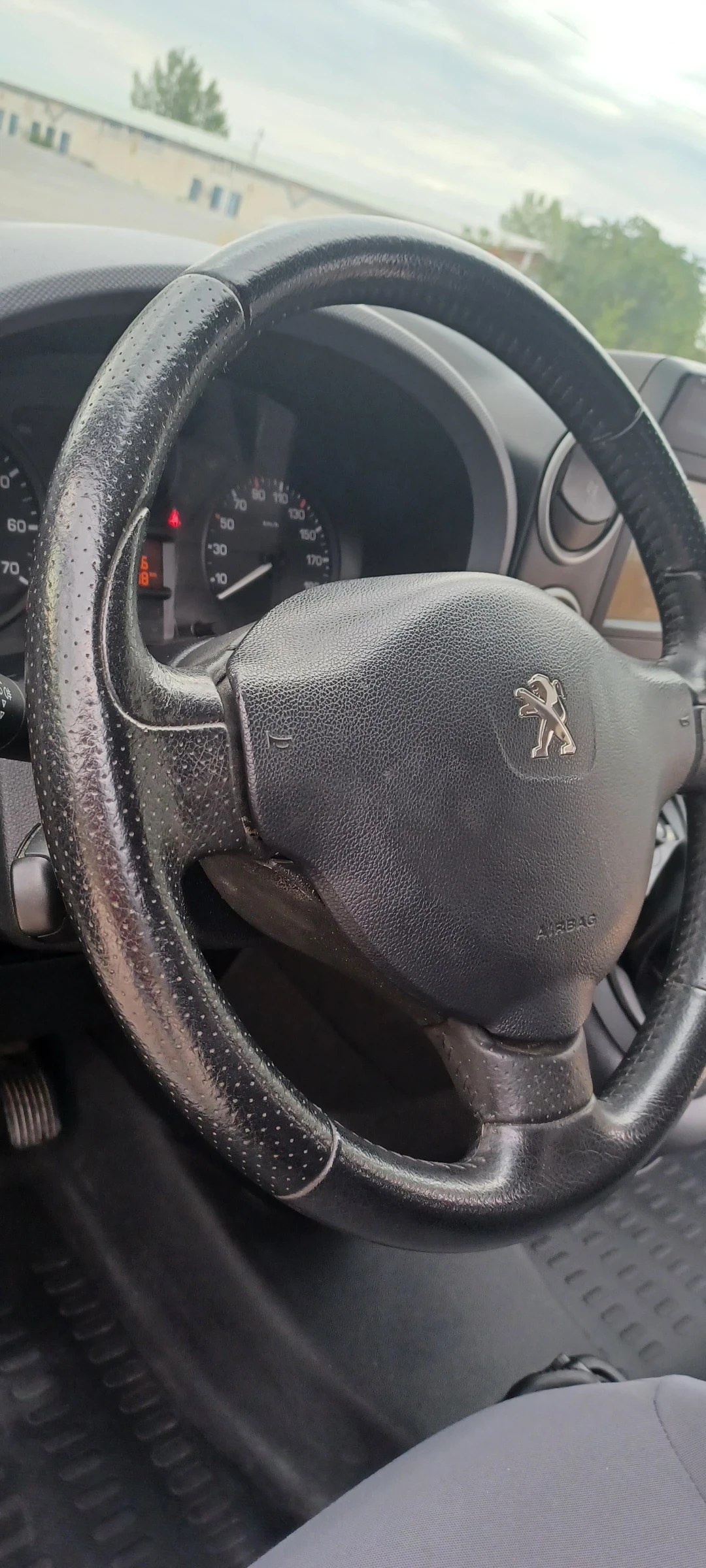 Peugeot Partner 1.6HDI - изображение 9 | Auto.bg Peugeot Partner 1.6HDI - изображение 9