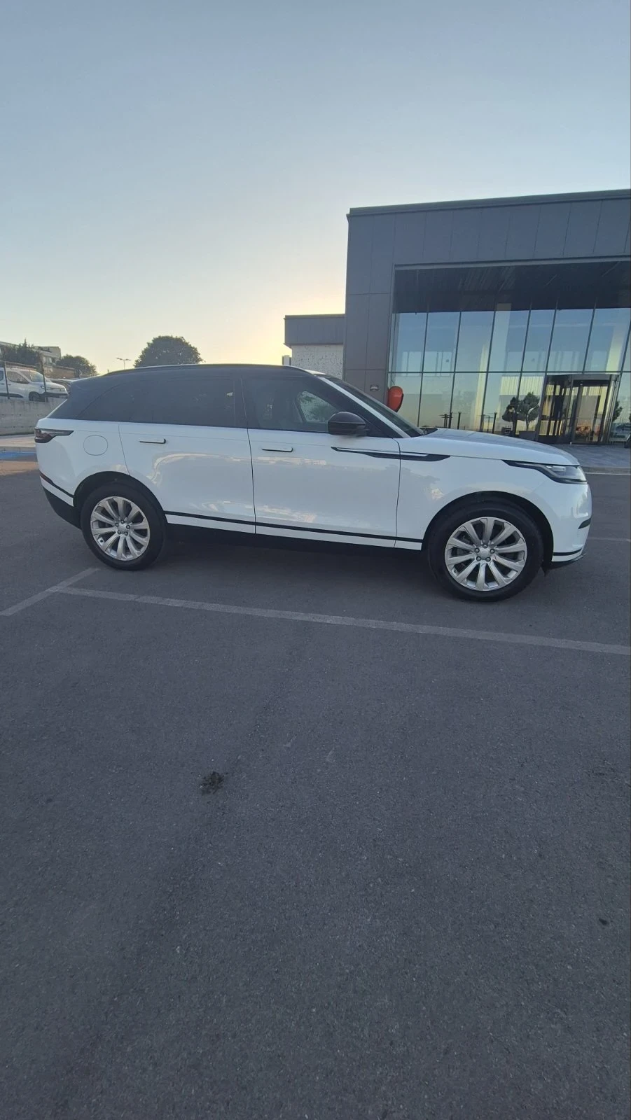 Land Rover Range Rover Velar FULL ЕКСТРИ, РЕАЛНИ КМ, СЕРВИЗНА ИСТОРИЯ - изображение 2 | Auto.bg Land Rover Range Rover Velar FULL ЕКСТРИ, РЕАЛНИ КМ, СЕРВИЗНА ИСТОРИЯ - изображение 2