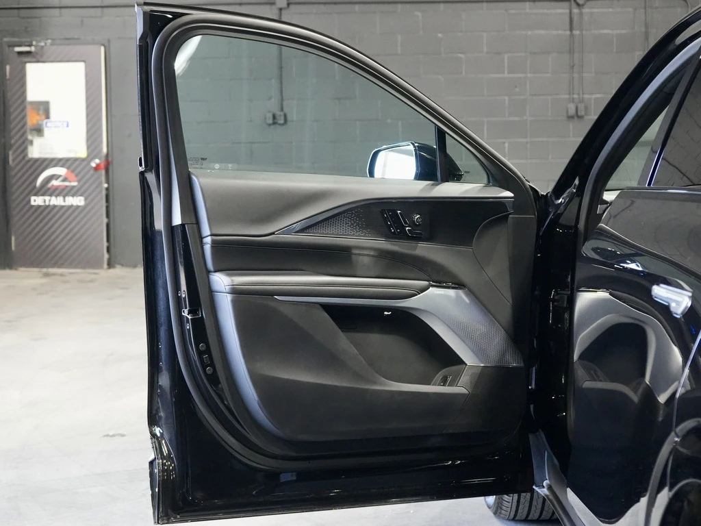 Cadillac Escalade LYRIQ* / Luxury / PANO / 360 / AKG - изображение 6 | Auto.bg Cadillac Escalade LYRIQ* / Luxury / PANO / 360 / AKG - изображение 6