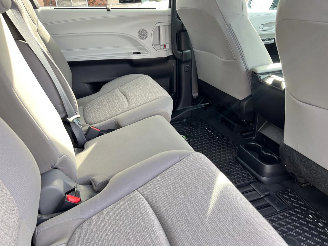 Toyota Sienna 2.5 Hybrid / LE / 8 Seats - изображение 9 | Auto.bg Toyota Sienna 2.5 Hybrid / LE / 8 Seats - изображение 9