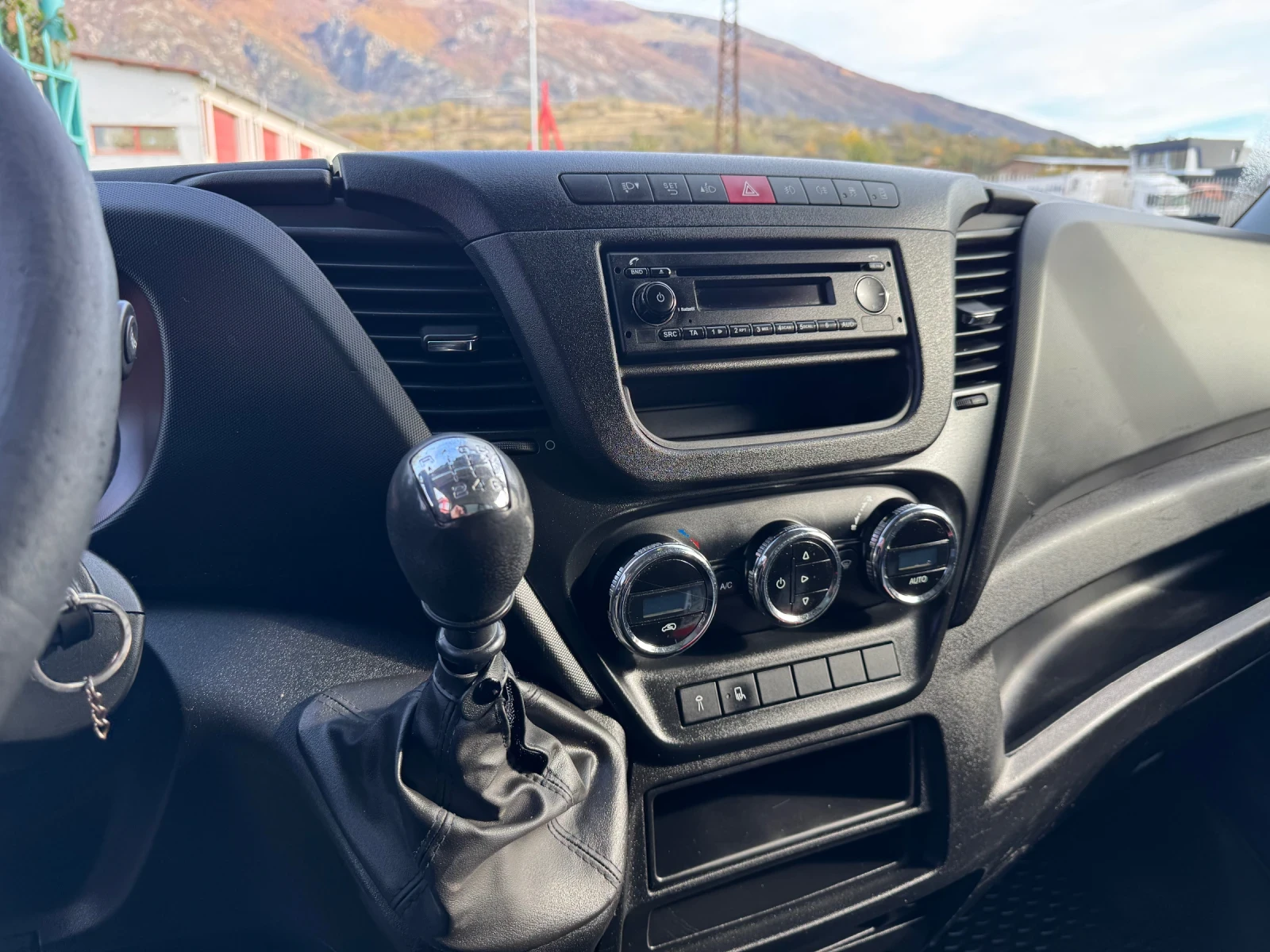 Iveco Daily 3.0HPI* 35C17* Климатик* 2 стр. Щора* Падащ борд - изображение 5 | Auto.bg Iveco Daily 3.0HPI* 35C17* Климатик* 2 стр. Щора* Падащ борд - изображение 5