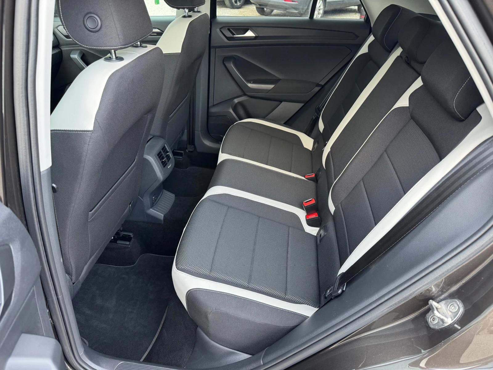 VW T-Roc Full Led, Digital, 4-Motion, Автомат, 150к.с - изображение 10 | Auto.bg VW T-Roc Full Led, Digital, 4-Motion, Автомат, 150к.с - изображение 10