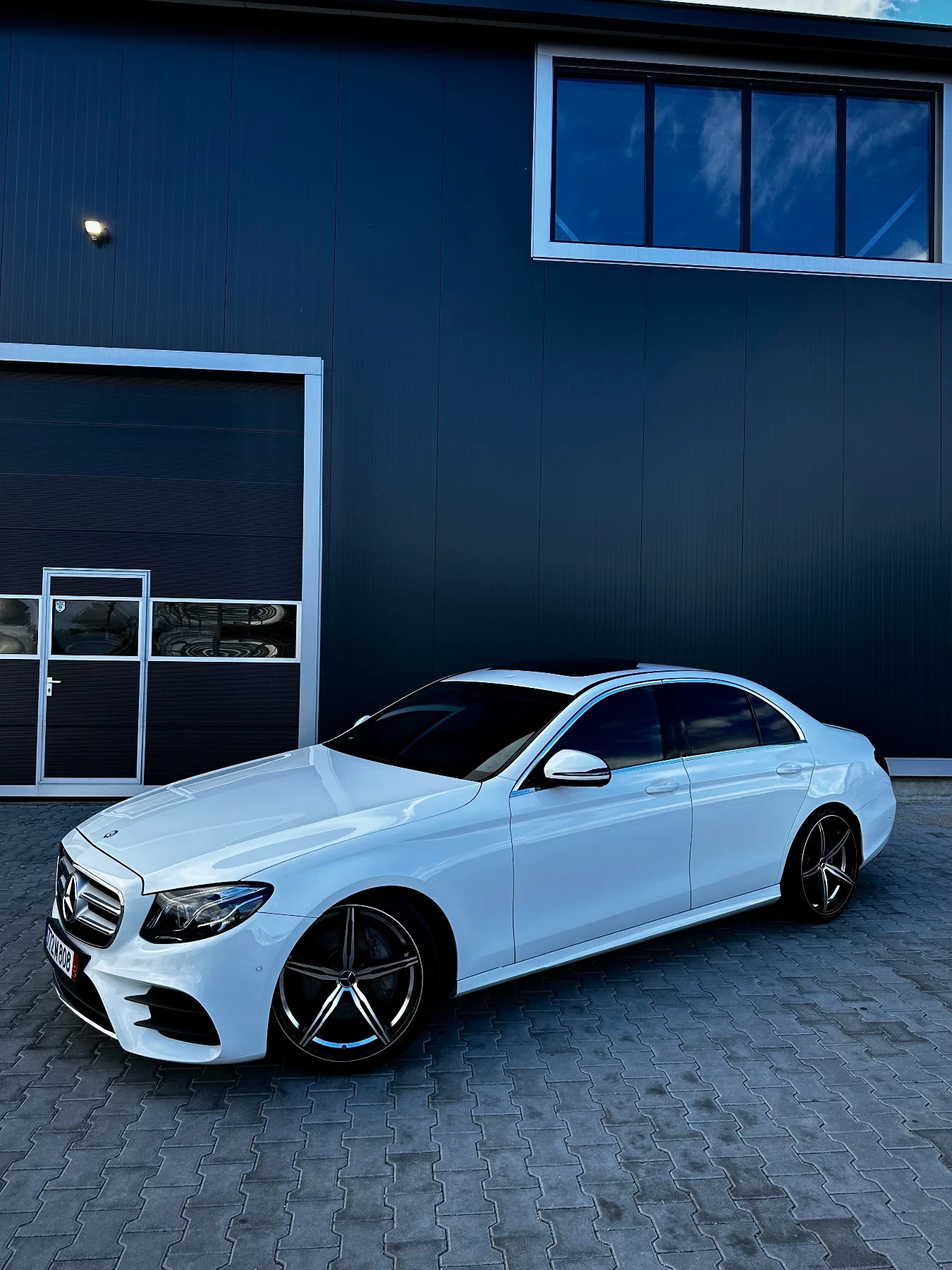 Mercedes-Benz E 220 РеалниКМ, AMG, BURMESTER, MULTIBEAM - изображение 2 | Auto.bg Mercedes-Benz E 220 РеалниКМ, AMG, BURMESTER, MULTIBEAM - изображение 2