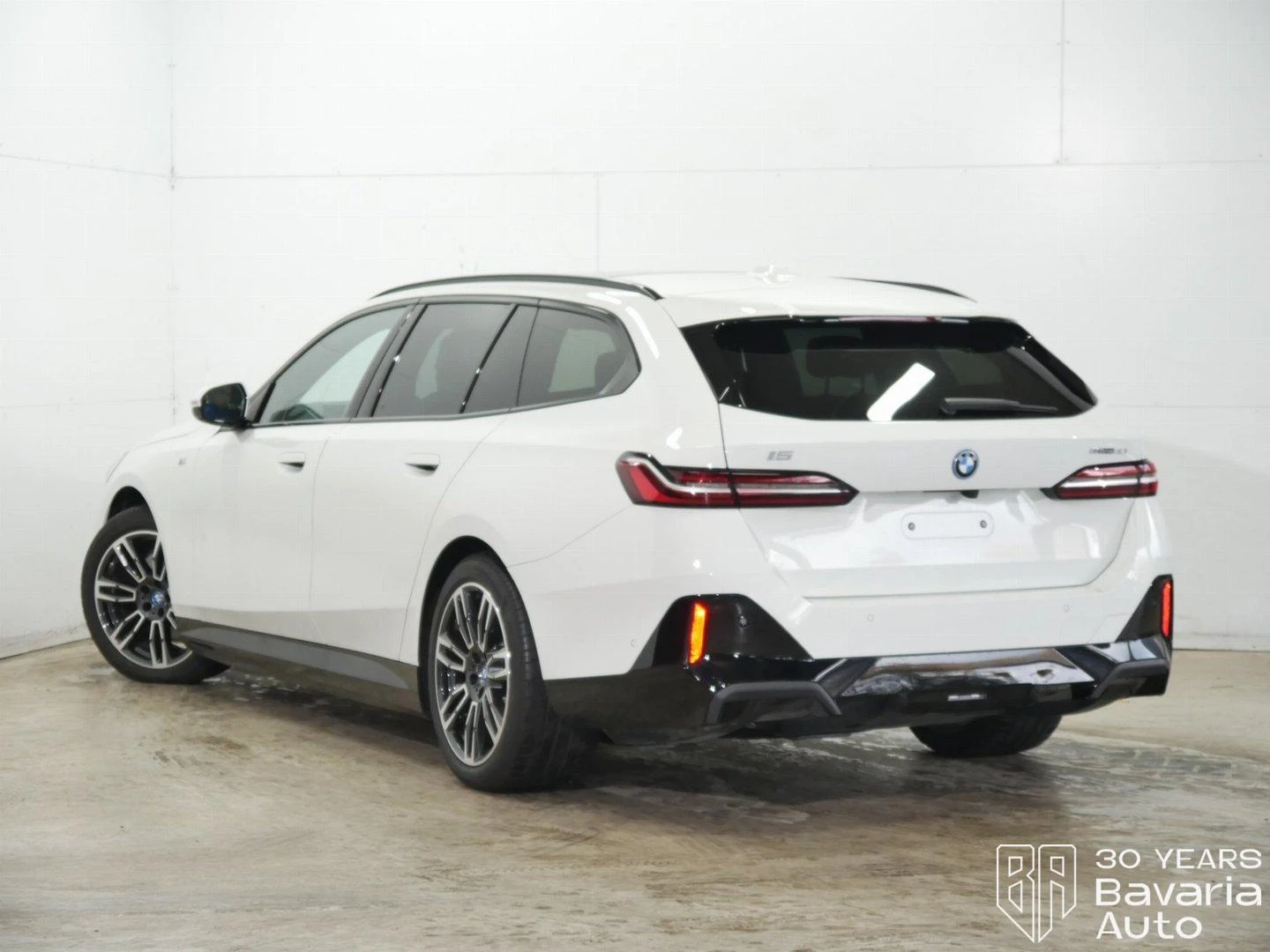 BMW i5 40 eDrive Touring M Sport Paket  - изображение 2 | Auto.bg BMW i5 40 eDrive Touring M Sport Paket  - изображение 2