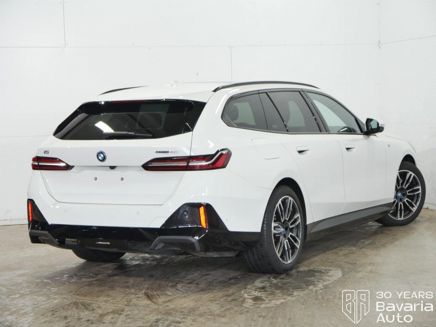 BMW i5 40 eDrive Touring M Sport Paket  - изображение 3 | Auto.bg BMW i5 40 eDrive Touring M Sport Paket  - изображение 3