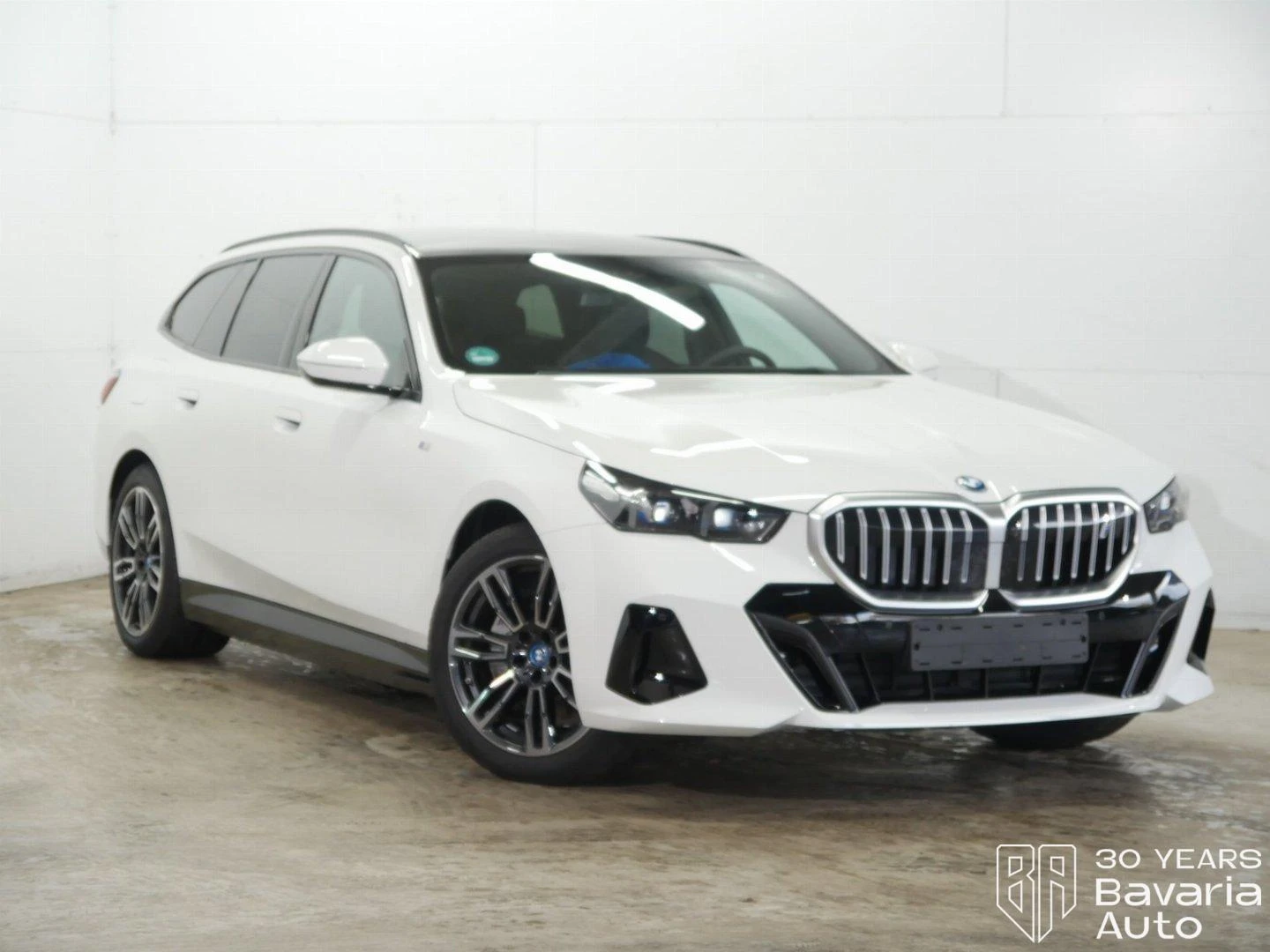 BMW i5 40 eDrive Touring M Sport Paket  - изображение 4 | Auto.bg BMW i5 40 eDrive Touring M Sport Paket  - изображение 4