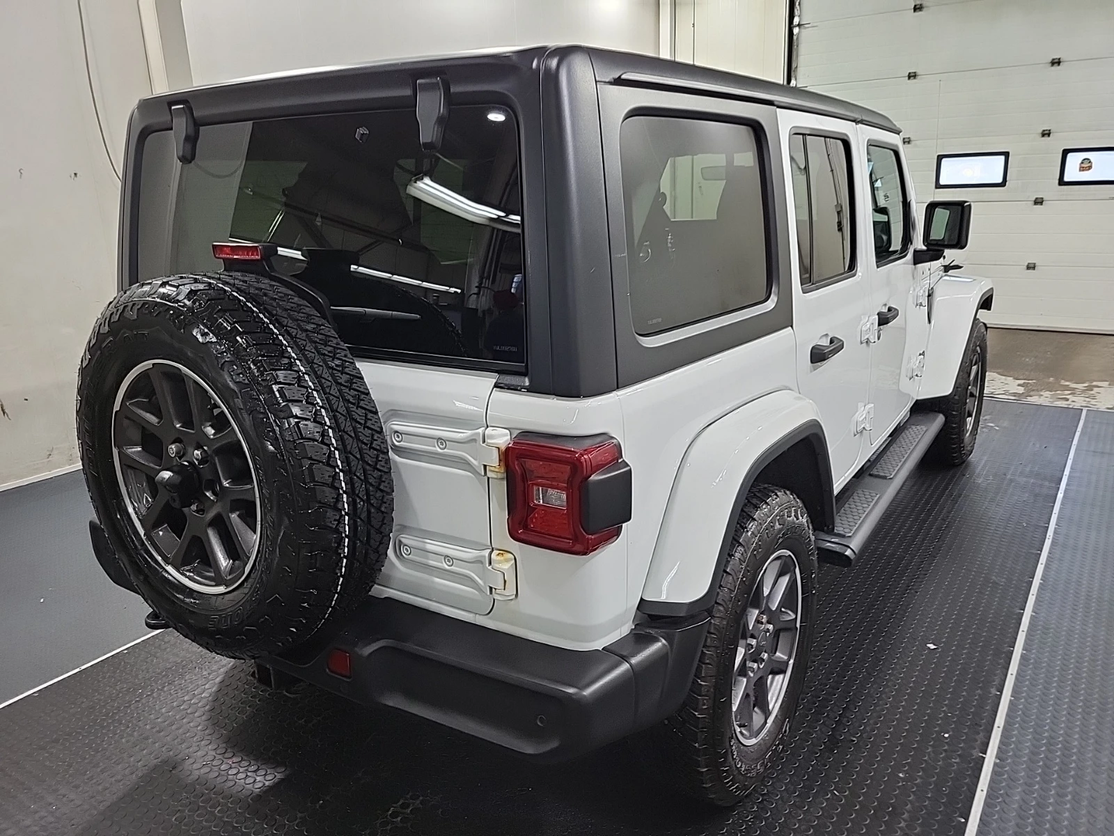 Jeep Wrangler * 80TH ANNIVERSA* CARFAX * БЕЗ ПЪРВОНАЧАЛНА ВНОСКА - изображение 5 | Auto.bg Jeep Wrangler * 80TH ANNIVERSA* CARFAX * БЕЗ ПЪРВОНАЧАЛНА ВНОСКА - изображение 5