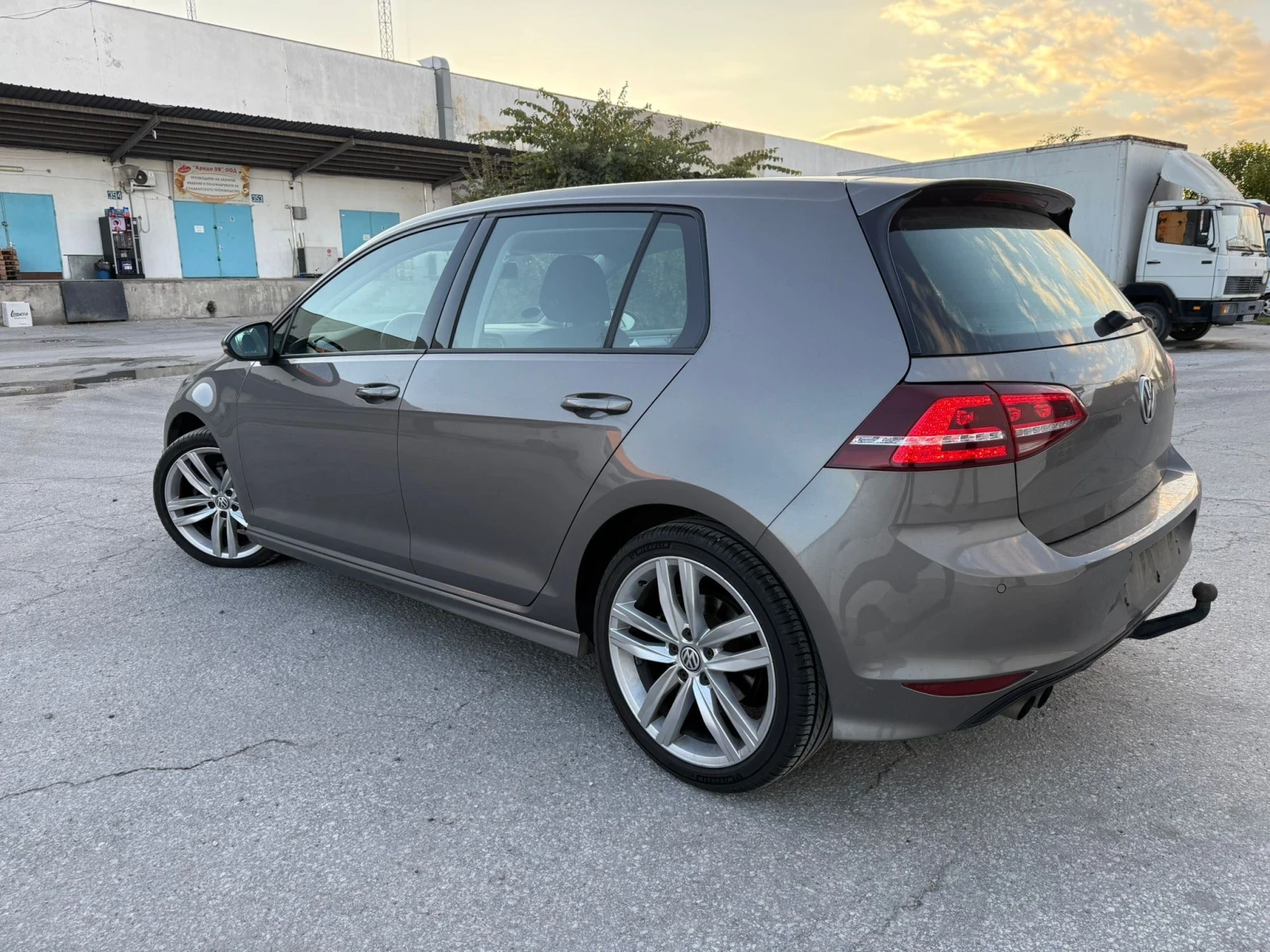 VW Golf 1.4 TSI 150 DSG7 R line  - изображение 4 | Auto.bg VW Golf 1.4 TSI 150 DSG7 R line  - изображение 4