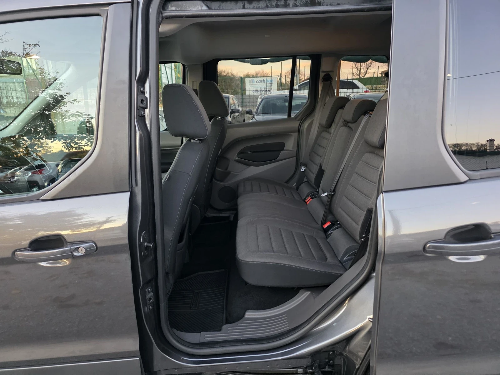 Ford Tourneo Connect 1.5 TDCI 120 К.С. НАВИ / ПАНОРАМА / КАМЕРА - изображение 9 | Auto.bg Ford Tourneo Connect 1.5 TDCI 120 К.С. НАВИ / ПАНОРАМА / КАМЕРА - изображение 9