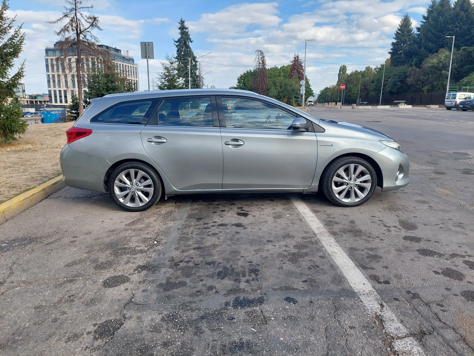 Toyota Auris 1, 8 Hybrid - изображение 9 | Auto.bg Toyota Auris 1, 8 Hybrid - изображение 9