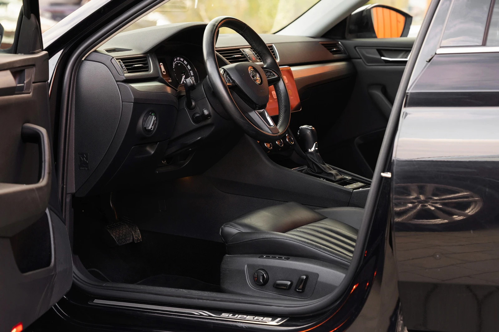 Skoda Superb 2.0 TDI * 4x4* PANORAMA* Apple Carplay* DISTRONIC* - изображение 7 | Auto.bg Skoda Superb 2.0 TDI * 4x4* PANORAMA* Apple Carplay* DISTRONIC* - изображение 7