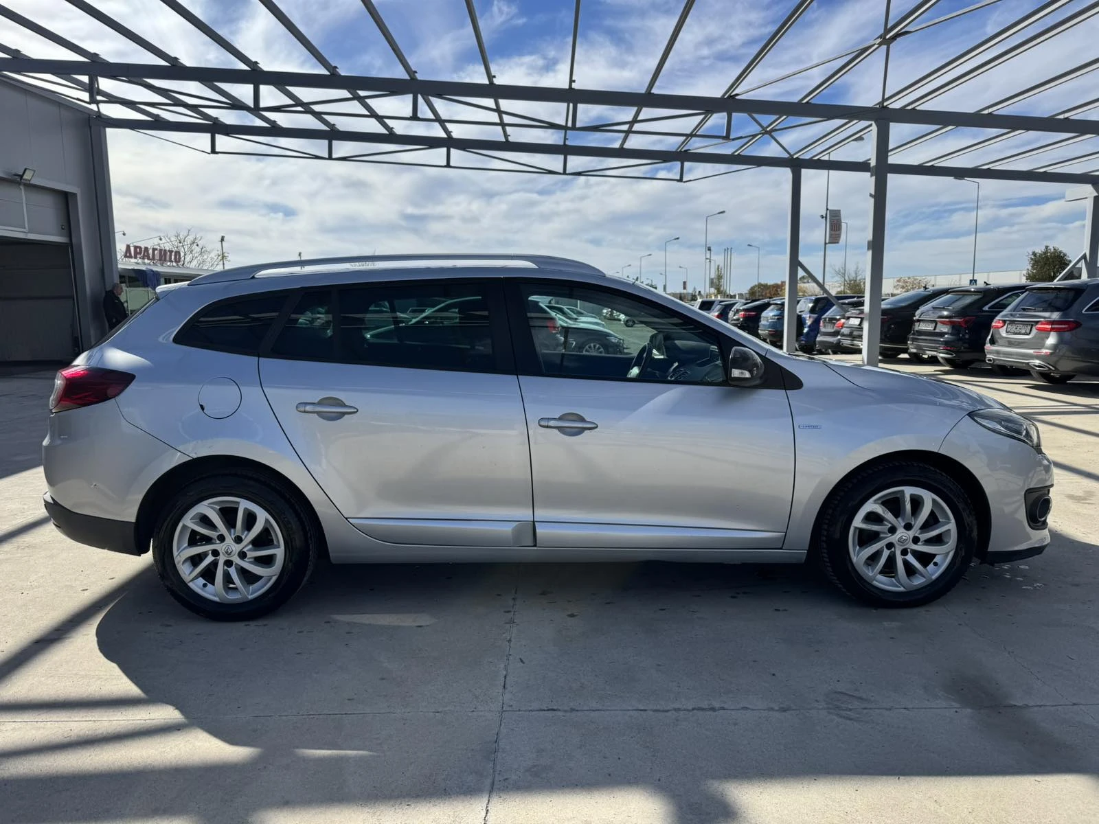 Renault Megane 1.5* 110ps* НАВИ* ПАРКТРОНИК - изображение 6 | Auto.bg Renault Megane 1.5* 110ps* НАВИ* ПАРКТРОНИК - изображение 6