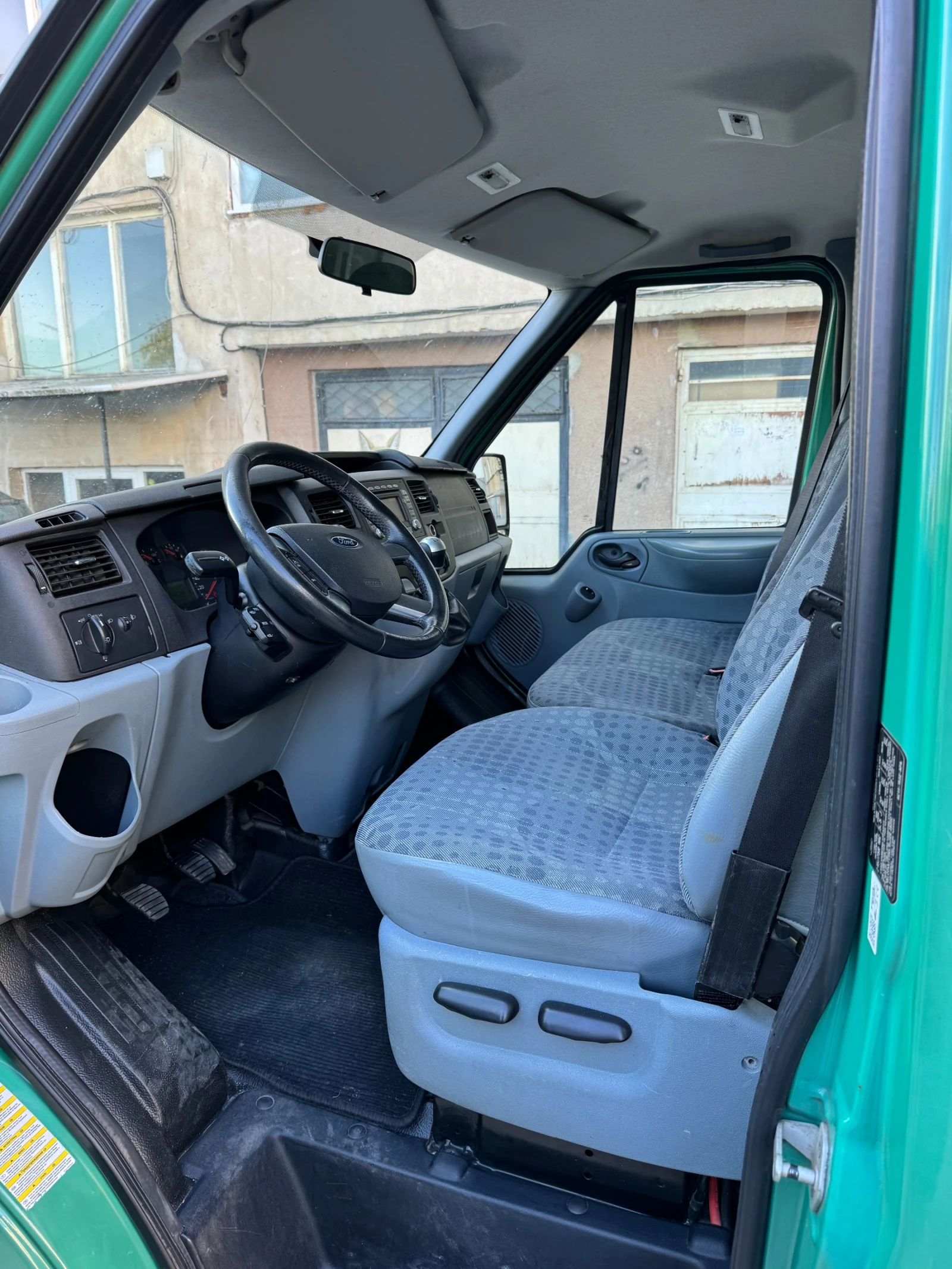 Ford Transit 2.4TDI 6м клима 140кс - изображение 9 | Auto.bg Ford Transit 2.4TDI 6м клима 140кс - изображение 9