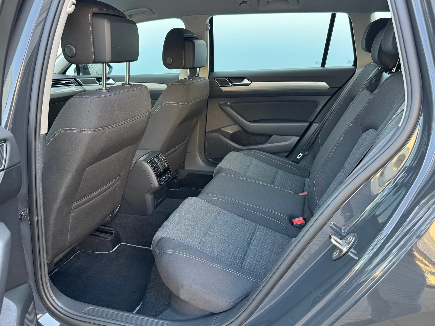 VW Passat VW Passat Var. Business 2.0TDI SCR 4MOT DSG - изображение 8 | Auto.bg VW Passat VW Passat Var. Business 2.0TDI SCR 4MOT DSG - изображение 8
