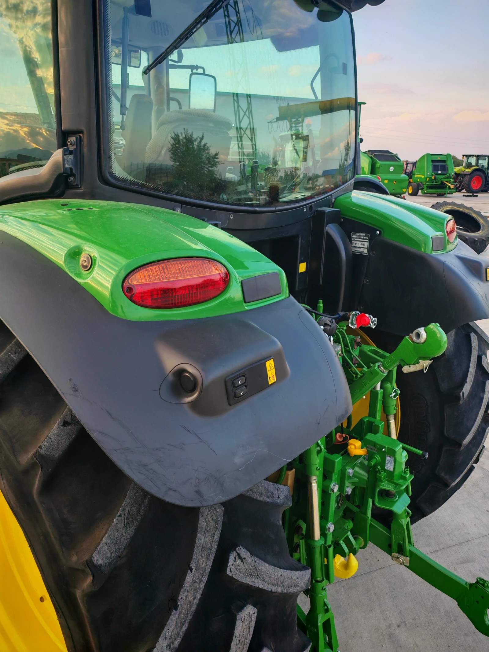Трактор John Deere 6125R лизинг с първоначална вноска 20 % - изображение 10 | Auto.bg Трактор John Deere 6125R лизинг с първоначална вноска 20 % - изображение 10