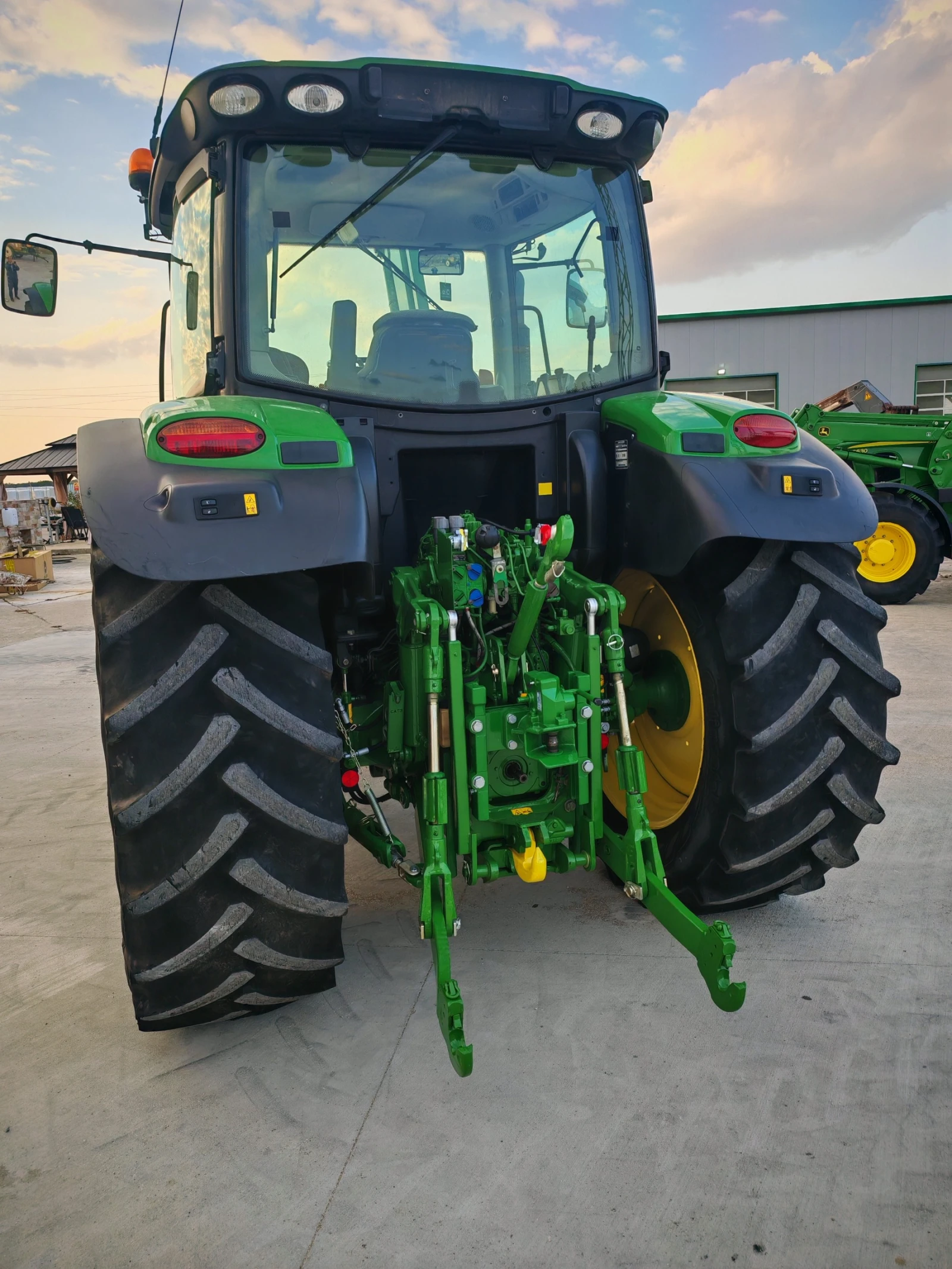 Трактор John Deere 6125R лизинг с първоначална вноска 20 % - изображение 9 | Auto.bg Трактор John Deere 6125R лизинг с първоначална вноска 20 % - изображение 9