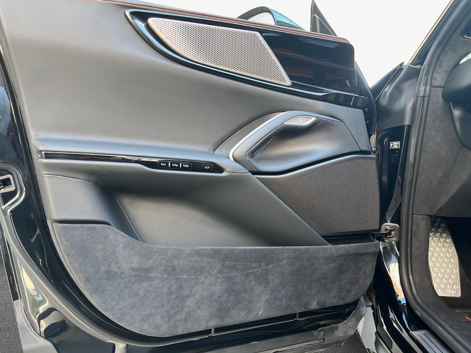 Ferrari Purosangue V12/ CARBON/ CERAMIC/ 360 CAMERA/ - изображение 8 | Auto.bg Ferrari Purosangue V12/ CARBON/ CERAMIC/ 360 CAMERA/ - изображение 8