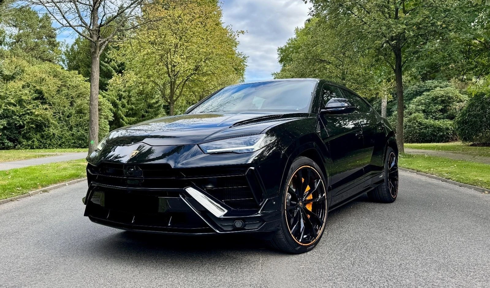 Lamborghini Urus S/666 HP/CARBON/CERAMIC/B&O/NERO HELENE/TV/PANO/   - изображение 3 | Auto.bg Lamborghini Urus S/666 HP/CARBON/CERAMIC/B&O/NERO HELENE/TV/PANO/   - изображение 3