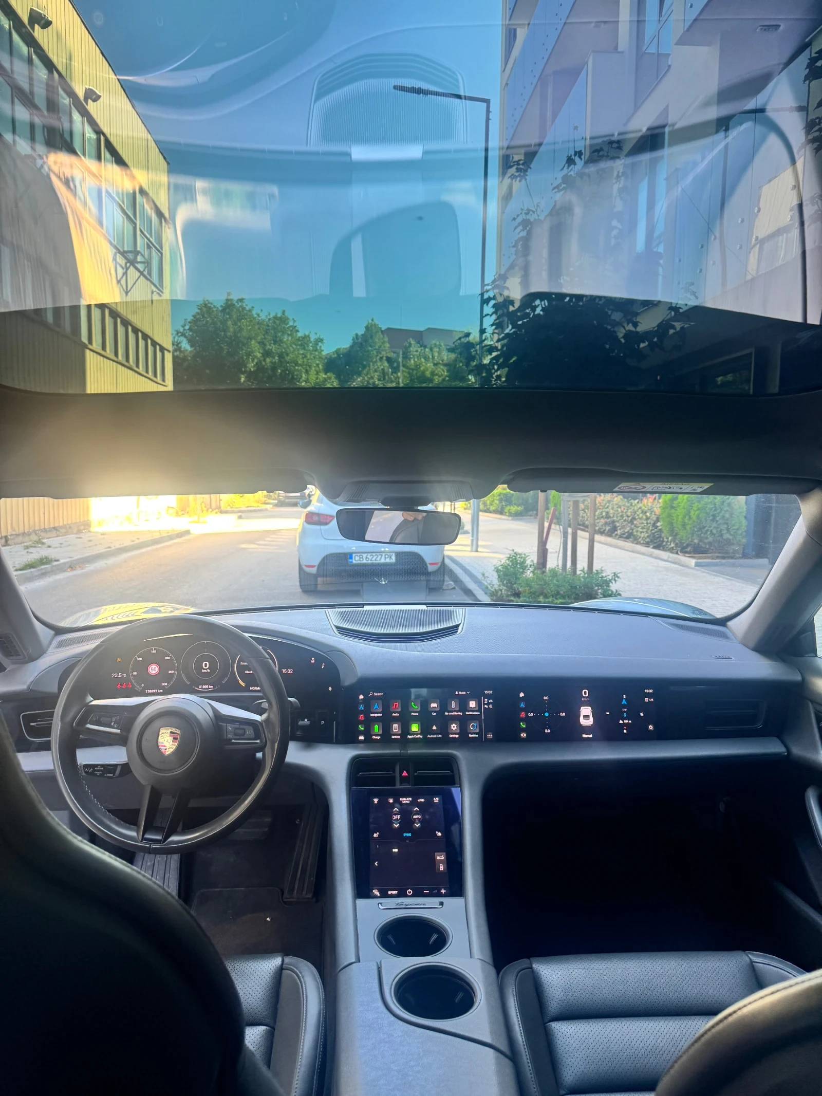 Porsche Taycan Панорама амбиентно* дисплей пасажер налична в Софи - изображение 7 | Auto.bg Porsche Taycan Панорама амбиентно* дисплей пасажер налична в Софи - изображение 7