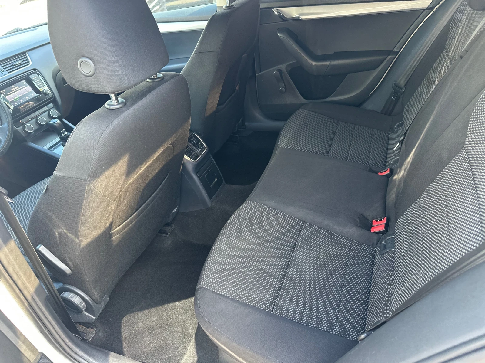 Skoda Octavia 1.6 дизел Автомат - изображение 9 | Auto.bg Skoda Octavia 1.6 дизел Автомат - изображение 9