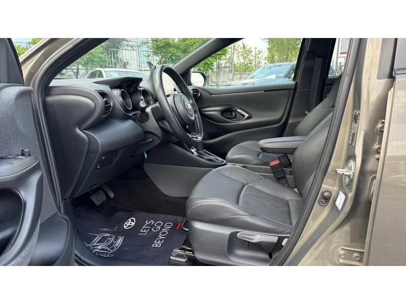 Toyota Yaris 1.5HSD LOUNGE, снимка 12 - Автомобили и джипове - 54862568
