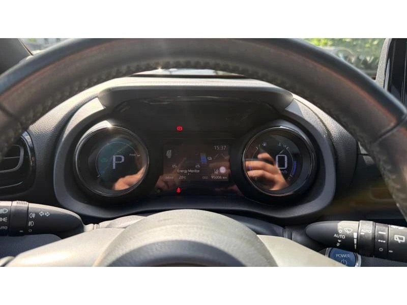 Toyota Yaris 1.5HSD LOUNGE, снимка 14 - Автомобили и джипове - 54862568