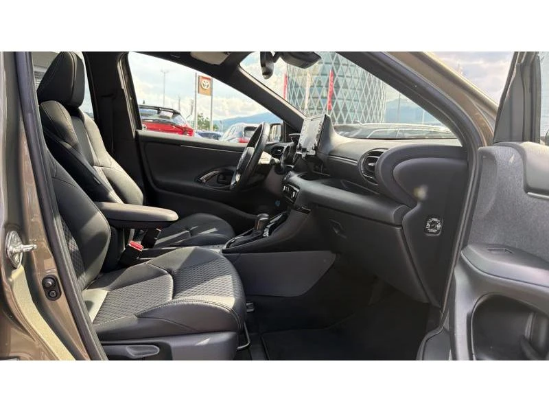 Toyota Yaris 1.5HSD LOUNGE, снимка 6 - Автомобили и джипове - 54862568