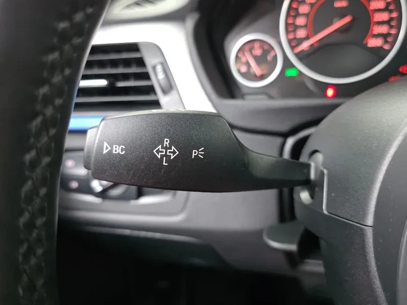 BMW 320 i M Sports - САМО 30% АВАНС, снимка 16 - Автомобили и джипове - 55896882