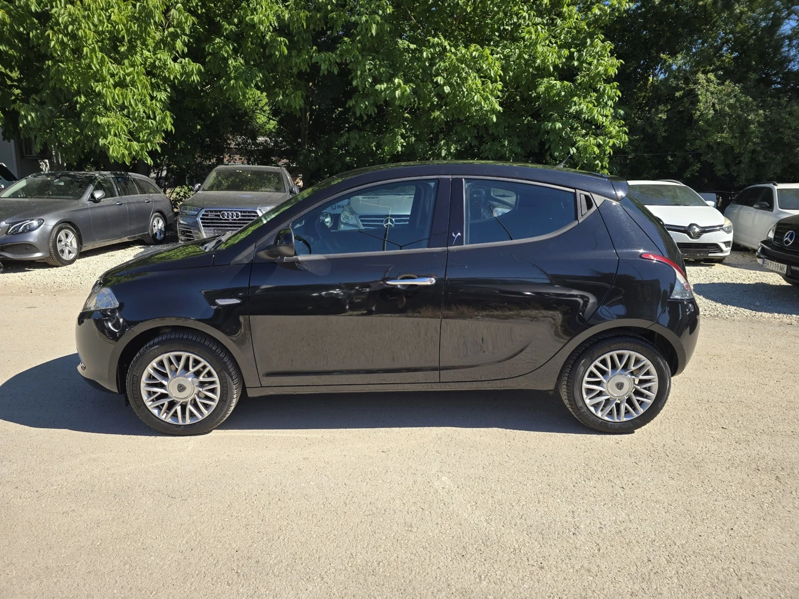 Lancia Ypsilon 1.3D 95к.с Парктроник Кожа Топ състояние , снимка 7 - Автомобили и джипове - 54932688