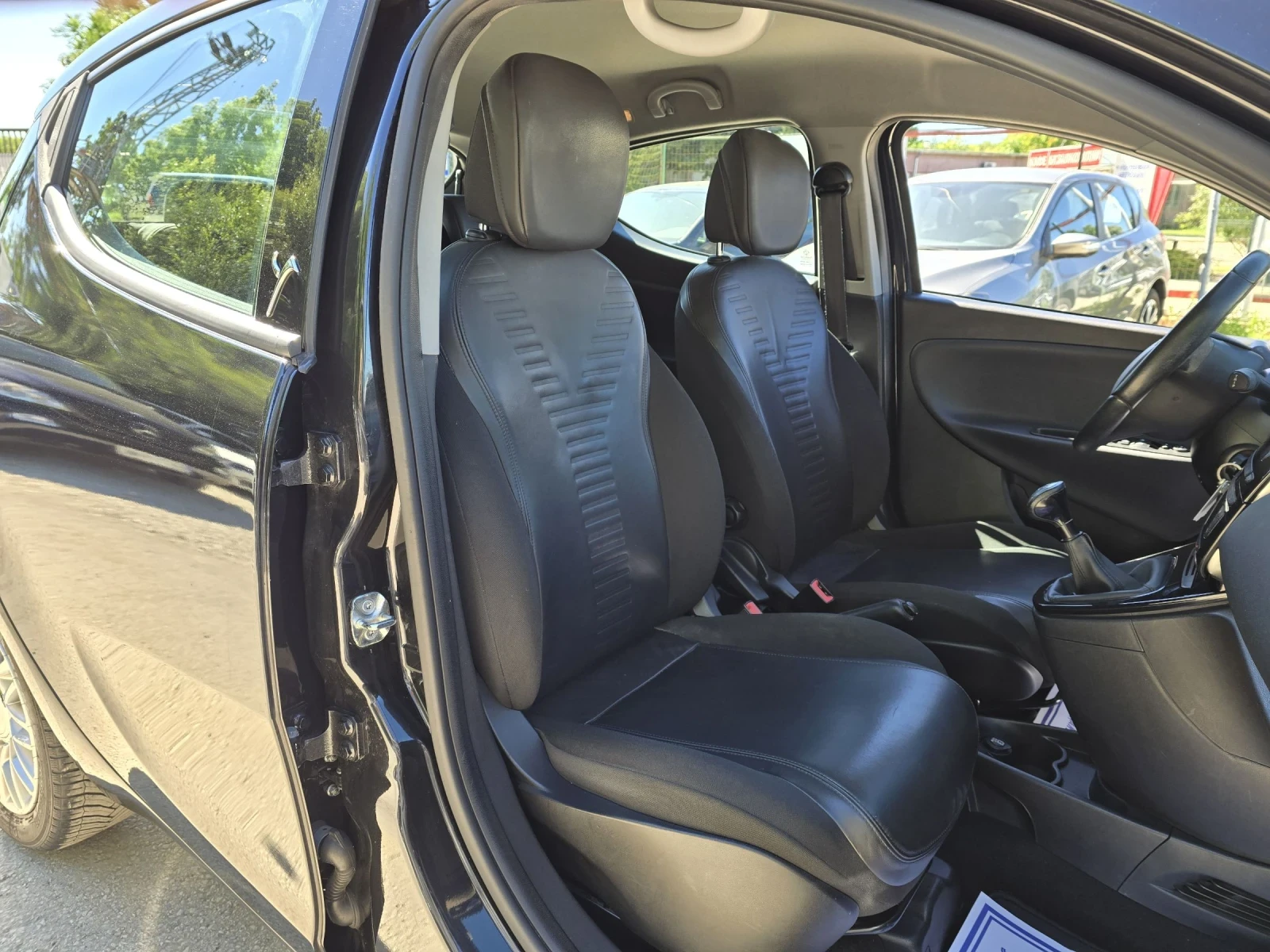 Lancia Ypsilon 1.3D 95к.с Парктроник Кожа Топ състояние , снимка 12 - Автомобили и джипове - 54932688